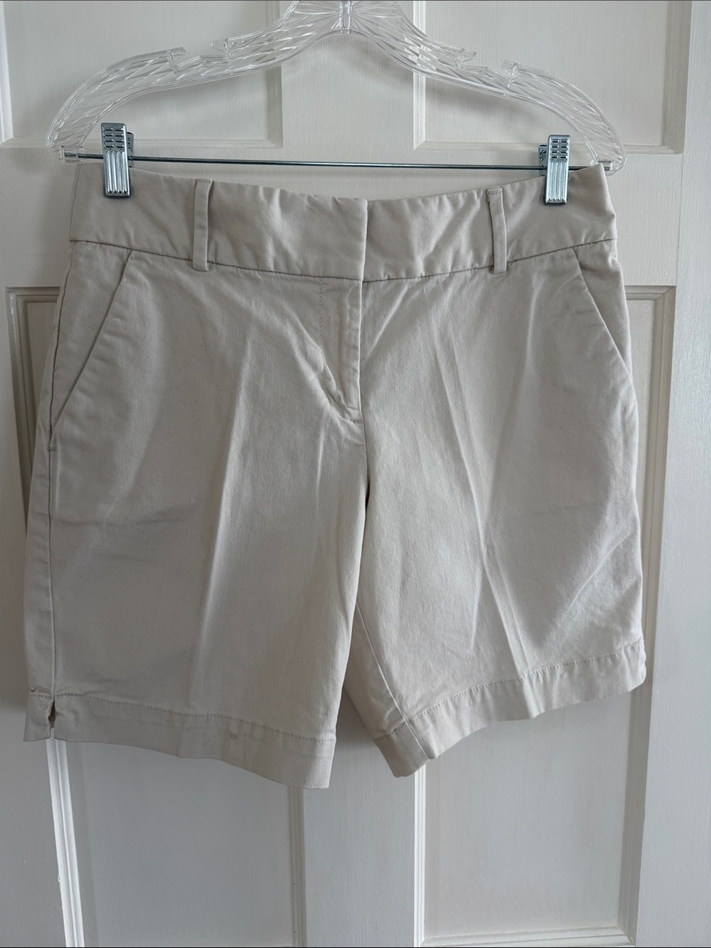🌻Loft light tan cotton/spandex Riviera shorts. Size 4.